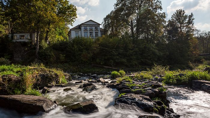 Dynamisches Bild eines rauschenden Wasserfalls bei Schladern.