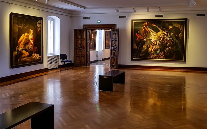 Der Rubenssaal des Siegerlandmuseums mit prächtigen Gemälden an den Wänden.