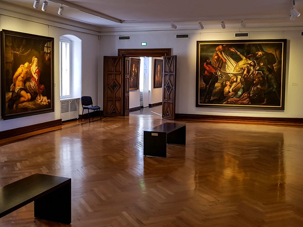 Der Rubenssaal des Siegerlandmuseums mit prächtigen Gemälden an den Wänden.