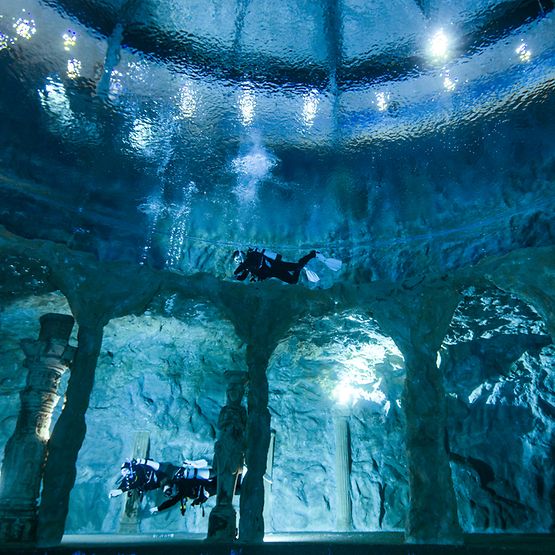 Atmosphärische, blaue Unterwasseransicht aus Sicht eines tauchenden Besuchers. 