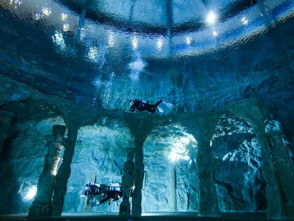 Atmosphärische, blaue Unterwasseransicht aus Sicht eines tauchenden Besuchers. 